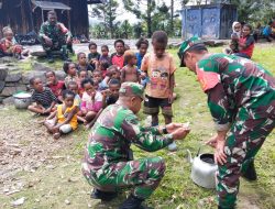 Babinsa Koramil 1714-01/Mulia Ajarkan Mencuci Tangan Yang Bersih Kepada Anak-Anak Se-Wilayah Mulia