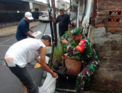 Peran Babinsa Bersama Warga Bersihkan Lingkungan RW.07 Bidara Cina, Giat Karya Bhakti