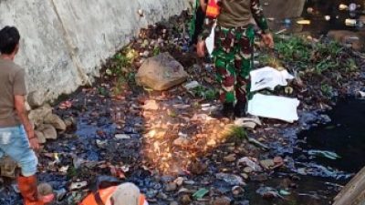 Hadirnya Babinsa Koramil Jatinegara, Bantu Warga Kerja Bakti