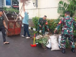 Mewujudkan Lingkungan Bersih, Koramil Cipayung Ajak Warga Bersihkan Lingkungan