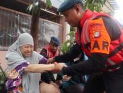 Tim Sar Batalyon C Pelopor Brimob Evakuasi Membantu warga Menuju TPS Griya kencana Cileduk