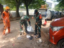 Kolaborasi Babinsa Pulogadung Bersama PPSU dan Warga Bersihkan Sampah Lingkungan