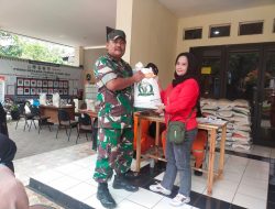 Babinsa Koramil 07/Cipayung Salurkan Bantuan Pangan Beras ke Warga Cilangkap