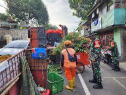 Karya Bakti Babinsa Matraman Bersama Petugas Kebersihan dan Warga Bersihkan Sampah Lingkungan