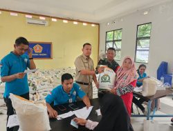 Bantu Kesulitan Disekelilingnya, Babinsa Koramil 06/Cakung Salurkan Bantuan Beras ke Warga