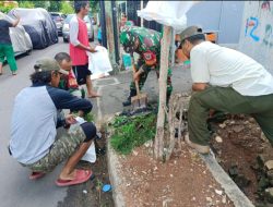 Babinsa Duren Sawit Bersama Petugas Kebersihan dan Warga Bersihkan Lingkungan RW.04 Malaka Jaya