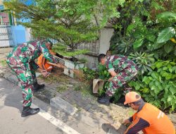 Babinsa Utan Kayu Utara Bersama PPSU dan Mitra Bersihkan Sampah Lingkungan
