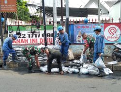 Hari Ke 2 Puasa, Babinsa Koramil 02/Matraman, Karya Bakti Bersihkan Drainase Bersama Dinas SDA