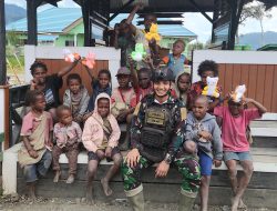Tanda Cinta Untuk Anak-anak Intan Jaya, Satgas 330 Tri Dharma Bagikan Baju dan Boneka