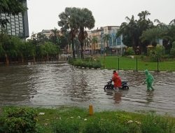 Hujan Deras Mengakibatkan Wilayah Jakarta Digenangin Banjir