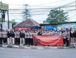 Raih Berkah Ramadhan, Polwan Polda Jabar Bagi Bagi Takjil Gratis Kepada Masyarakat Pengguna Jalan