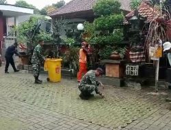 Peduli Kebersihan Tempat Ibadah, Koramil 07/Cipayung Bersihkan Pura Widya Dharma