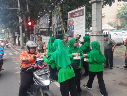 Bulan Berkah, Danramil Kramatjati Bersama Pengurus Persit KCK Ranting – 6 Bagikan Takjil