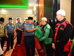 BERBUKA PUASA BERSAMA KASAL DENGAN MASYARAKAT PESISIR DAN OJEK ONLINE YANG DI GELAR OLEH PASMAR 1