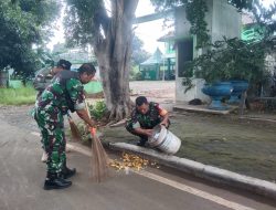 Babinsa Koramil Duren Sawit Bersama PPSU dan Warga Bersihkan Lingkungan