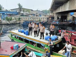 Kunjungan Kapolres Metro Jakarta Utara Dalam Rangka Pelaksanaan Mudik Gratis Yang Menggunakan Perahu Nelayan di Cilincing