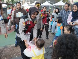 Kapolres & Polwan Jakut Bagi Boneka ke Pengunjung Anak di Ancol