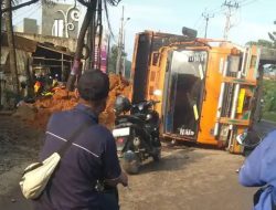 Overload! Truk Tambang Bermuatan Melebihi Kapasitas Tanah Terguling di Jalan Raya Cilangkap Depan SGV Lumpang