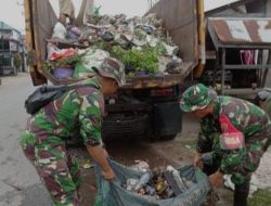 Karya Bakti Babinsa Matraman Bersama Petugas Kebersihan dan PPSU, Angkat Tumpukan Sampah