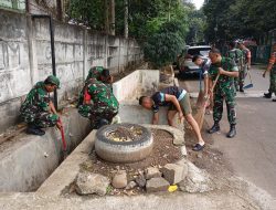 Sabtu Bersih, Koramil Jatinegara Giat Karya Bakti Bersihkan Saluran Air