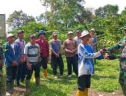 Selain TMMD 120, Pratu Yoga Anggota TNI Kodim 0621/Kab Bogor Berikan Penyuluhan Kepada Kelompok Tani