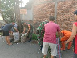 Bersihkan Sisi Jalan, Babinsa Koramil Duren Sawit Bersama Warga Giat Karbak