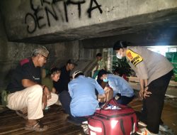 Tanggap Aduan Warga, Polsek Tambora dan P3S Evakuasi Pria Sakit di bawah Flyover Angke
