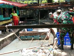 Babinsa Matraman Gandeng SDA Bersihkan Kali UKU