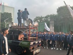 Peringati Tragedi Trisakti, Mahasiswa Trisakti Geruduk Pintu Masuk Gedung DPR Senayan