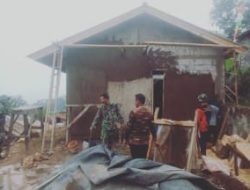 Dengan Penuh Semangat, TNI Bersama Warga Renovasi Rutilahu Dua Rumah Warga Pada TMMD ke 120 Kodim 0621/Kab Bogor