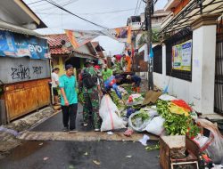 Minggu Bersih, Babinsa Koramil Matraman Bantu Warga Kerja Bakti