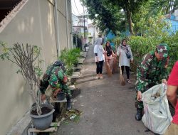 Bersama Warga Babinsa Kel. Kayu Putih Bersihkan Saluran Air