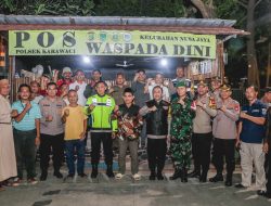 Kapolrestro Tangerang Kota dan Kabid Humas Menyambangi Pos Satkamling di Nusa Jaya Karawaci, Pada Kegiatan Patroli Skala Besar
