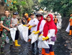 Jumat Bersih, Babinsa Koramil Kramatjati Bersama Warga Giat Kerja Bakti