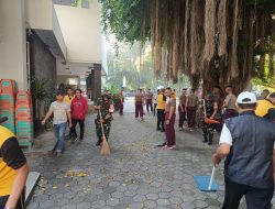 Merawat Kebersihan Gereja, Koramil 08/Duren Sawit Bersama Polsek Bersihkan Halaman Gereja Santa Anna