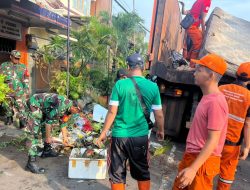 Peduli Kebersihan Lingkungan, Babinsa Matraman Bersihkan Sampah Warga RW.10 Pisbar
