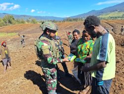 Prajurit Habema Bagikan Bibit Tanaman Gratis Disambut Gembira Para Petani Wako