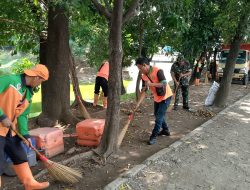 Peduli Kebersihan Area Danau Pinus Elok, Babinsa Koramil Cakung Bersama Dinas Kebersihan