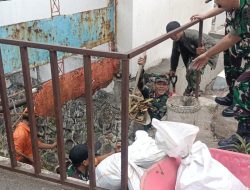 Bersih Saluran Air, Babinsa Koramil Jatinegara Giat Kerja Bakti