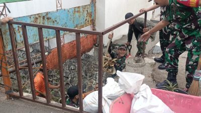 Bersih Saluran Air, Babinsa Koramil Jatinegara Giat Kerja Bakti