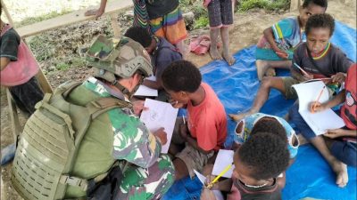 TNI TASK FORCES MAKE THE MAYUBERI CHILDREN’S DREAM COME TRUE, GOING TO SCHOOL