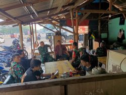 Tingkatkan Silaturahmi, Babinsa Koramil Cakung Komsos Bersama Warga