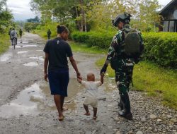 TNI MARINES GREETED SOKAMU RESIDENTS AND REPLIED WITH JOYFUL SMILES