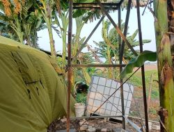 Tak Kenal Lelah Babinsa dan Warga Jaya Mendirikan Tiang Toren dilahan Urban Farming