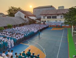 Danramil Jatinegara Jadi Irup Upacara Bendera di SMA Cawang Baru