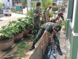Menjaga Kebersihan Saluran Air, Babinsa Koramil Jatinegara Giat Kerja Bakti