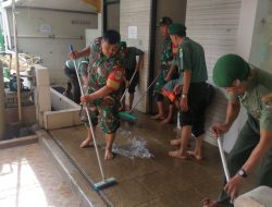 Jumat Bersih, Koramil Kramatjati Bersihkan Masjid Al Barkah