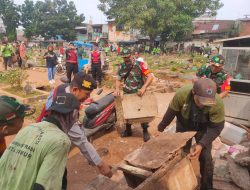 Koramil 01/Jatinegara Bersama Polsek dan Sudin Pertamanan Bersihkan Taman Bermain
