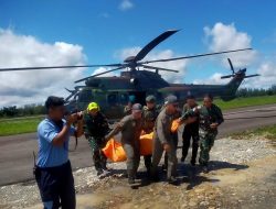 TNI Evakuasi Jenazah Pilot Glen Malcom Conning dan 13 Warga Sipil Papua Pasca Serangan OPM