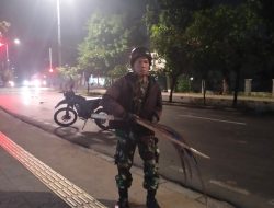 Babinsa Koramil Duren Sawit, Bubarkan Aksi Tawuran Warga